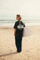 Remerón negro con efecto lavado y estampado en la espalda con la palabra "ALASSY" en letras amarillas con borde blanco, dentro de una forma geométrica.