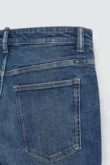 Pantalón de jean azul oscuro, corte skinny, largo cropped y efecto lavado.