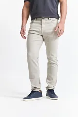 Pantalón de jean color beige, corte recto, tiro medio y con presillas para cinturón.