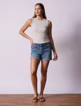 Short de jean azul con dobladillo.