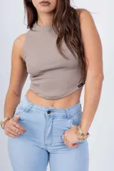 Musculosa celeste de tejido de punto acanalado, corte cropped y cuello redondo.