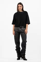 Remera blanca de corte holgado y mangas cortas.