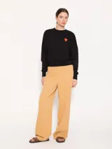 Pantalón negro de tencel con lino, de corte recto y caída liviana. Tiene elástico en la cintura, falsa cartera, bolsillos escondidos en el delantero y bolsillo ojal en la espalda.