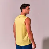 Musculosa deportiva verde con logo pequeño en el pecho.