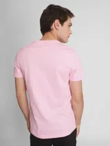 Remera Tommy Hilfiger de algodón color rosa, corte clásico, cuello redondo y logo bordado en el pecho.