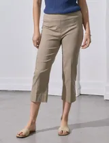 Pantalón capri verde esmeralda de gabardina elastizada, marca Zac & Reachel. Pretina ancha elastizada. Delantera con bolsillos simulados. Trasera con bolsillos simulados.