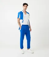 Pantalón de jogging azul eléctrico, con cintura elástica ajustable con cordón, bolsillos laterales y puños elásticos.