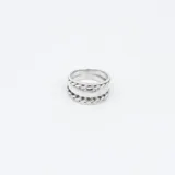 Anillo ancho de plata 925 con diseño de trenzado en los bordes.