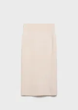 Falda midi color crudo de tejido de punto con cintura elastizada y cierre metálico frontal con abertura.
