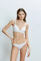 Conjunto de ropa interior color beige, compuesto por un corpiño triangulito de microfibra liviana con detalles de puntilla romántica, taza soft y breteles regulables, y una bombacha tipo colaless con cintura elástica y detalles de puntilla.