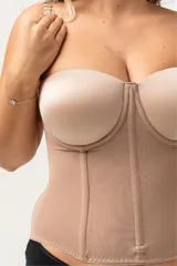 Corset modelador color nude con copa y aro, diseñado con ballenas y confeccionado en tela de faja reforzada.