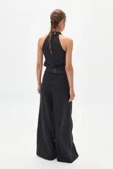 Top negro de lino con cuello halter y espalda descubierta.