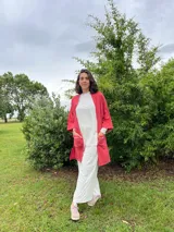 Kimono color camel confeccionado en muselina 100% algodón, con mangas 3/4 y bolsillos frontales.