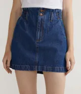Falda corta de jean azul con cintura alta elastizada y doble botón.