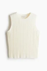 Musculosa blanca de punto acanalado con cuello redondo y sisas amplias.