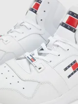 Zapatillas de baloncesto Tommy Jeans de corte medio, color blanco, con diseño color block, exterior de piel, interior de poliéster reciclado y suela de goma.