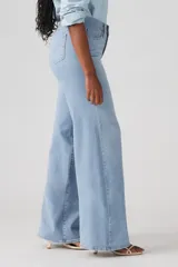 Pantalón de jean celeste de corte wide leg.