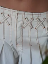 Pantalón vaquero de tiro alto, corte amplio y color blanco.