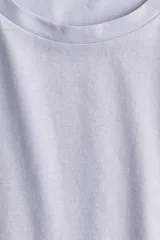 Remera celeste de algodón con cuello redondo y mangas cortas.