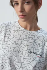 Camisón corto blanco con estampado de corazones grises y detalle de logo bordado en el pecho.