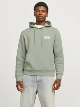 Buzo canguro verde con capucha y cordones ajustables. Logo de la marca estampado en el pecho.