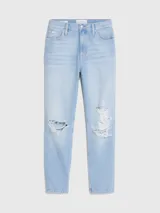 Jeans celeste claro de corte mom, con roturas en las rodillas, tiro alto, cinco bolsillos y cierre con botón y cremallera.