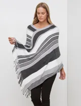 Poncho de tejido de punto color beige y salmón con diseño de rayas diagonales y cuello en V. Presenta terminación con flecos en el ruedo.