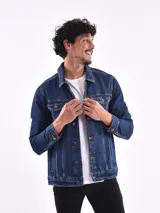 Campera de jean azul con cuello clásico, cierre frontal con botones metálicos, bolsillos con solapa en el pecho y bolsillos laterales.