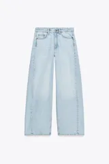 Pantalón de jean celeste de corte wide leg, tiro alto, cinco bolsillos y cierre con cremallera y botón metálico.