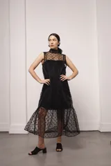 Vestido largo y amplio con cuello alto y mangas cortas abullonadas. Diseño a rayas verticales en tonos dorado y gris. Incluye viso liso al tono.