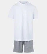 Conjunto de pijama para hombre, compuesto por remera blanca de algodón con cuello redondo y mangas cortas, y bermuda gris con cintura elástica.