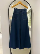 Pantalón de jean azul oscuro, corte wide leg y tiro alto.