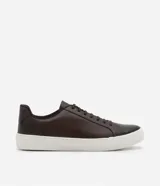Championes casuales de cuero color marrón oscuro con cordones y suela blanca.