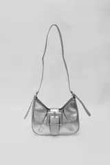 Cartera plateada con diseño moderno y hebilla frontal, ideal para complementos de estilo.