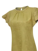 Blusa color verde oliva de algodón orgánico y ramie, con cuello redondo y mangas cortas con detalle de crochet.