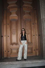 Pantalón de corte recto con estampado de piel de cocodrilo en tonos beige y negro.