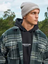 Canguro negro de manga larga con capucha, corte relajado y bolsillo tipo canguro. Estampado frontal con la inscripción "Originals Studio Brought to you by Jack&Jones Designed in Copenhagen".
