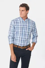 Camisa de manga larga con estampado a cuadros, corte regular y logo bordado.