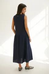 Vestido midi azul marino, de corte suelto, con escote en V y breteles anchos.