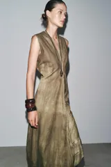 Vestido midi de Zara Woman Collection, confeccionado en mezcla de ramio con efecto tie-dye en tonos tierra. Presenta escote pico, sisa y pliegues laterales. Cierre trasero con cremallera oculta.