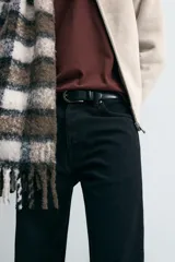 Pantalón de jean celeste de corte recto, con cinco bolsillos, efecto lavado y cierre frontal con botones.