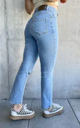 Jean celeste de corte ajustado, confeccionado en denim con licra, ideal para un ajuste cómodo.