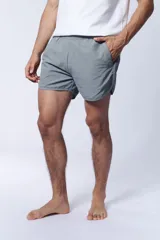 Short de baño gris claro de corte runner.
