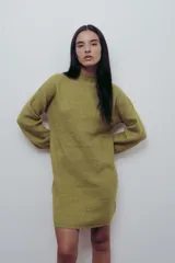Vestido corto de punto color verde oliva, con cuello alto y mangas globo.