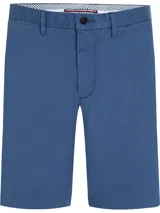 Bermuda azul de corte recto confeccionada en algodón elástico. Cuenta con dos bolsillos delanteros en diagonal y dos bolsillos traseros de ojal con botón.