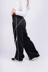 Pantalón deportivo rojo con detalles de líneas blancas curvas en los laterales.