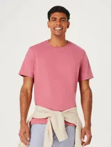 Camiseta marrón de corte recto y mangas cortas.
