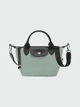 Bolso Longchamp modelo Le Pliage Energy XS, color verde militar, con doble asa corta de cuero negro y correa larga extraíble.