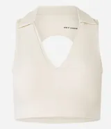 Top deportivo blanco hueso de microfibra, sin estampa, con cuello polo, escote V y recorte abierto en la espalda.