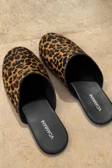 Slippers con estampado animal print, forro y plantilla de cuero negro.